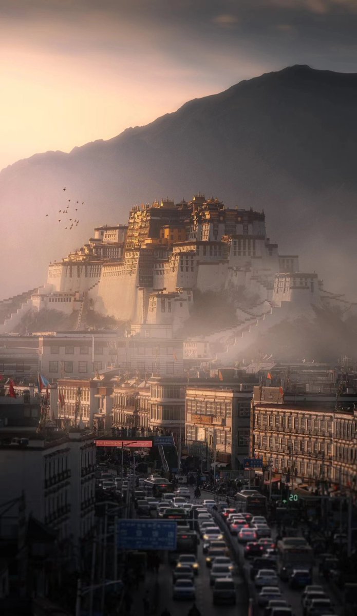 西藏拉萨是中华民族的宝藏。这里的天空非常蓝、阳光非常亮、气候非常适宜。在1月份，您可以欣赏到美丽壮观的雪山，一起享受新年的祝福和欢乐。
#earth