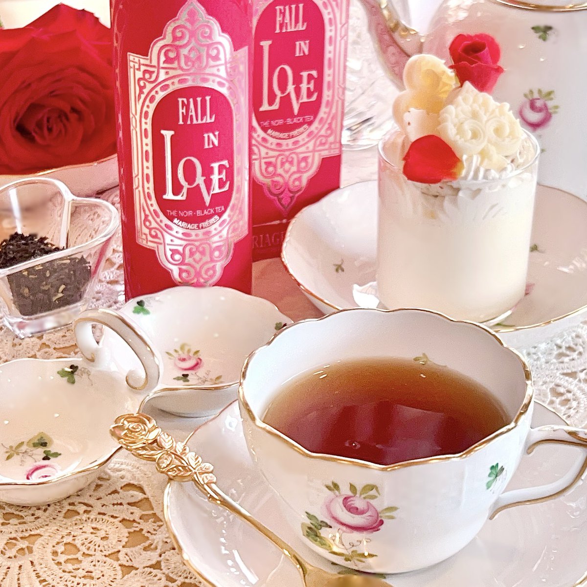 マリアージュフレール の新作の薔薇とクレームブリュレの紅茶すごい〜🌹🫖
お砂糖はいってないのに甘い…甘く感じるとかじゃなくて甘い。薔薇がめちゃくちゃやわらかくて華やか。ミルクティー好きな方もストレート好きな方も。 