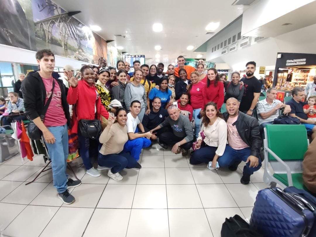 FARVISION8's tweet photo. 👉🏽Listo el segundo grupo de la delegación cubana rumbo a Sochi🇨🇺#Cuba https://t.co/ABiKzPbhgG