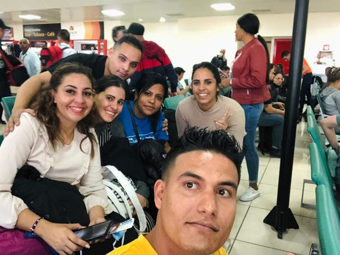 FARVISION8's tweet photo. 👉🏽Listo el segundo grupo de la delegación cubana rumbo a Sochi🇨🇺#Cuba https://t.co/ABiKzPbhgG
