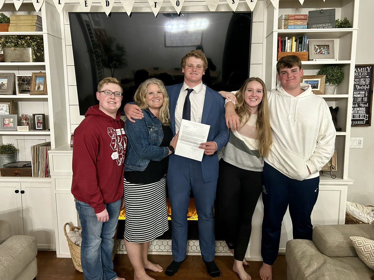 AlexanderJake53's tweet photo. Excited to be called to the Uruguay, Montevideo Mission, leaving August 19th!  Can’t wait to serve the Lord the next two years! @Ch_JesusChrist @SUUFB_ https://t.co/nLI09GeG3f