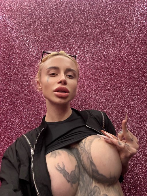 &ldquo;squeezing your nipple while holding up the middle finger&rdquo; request  Not easy bro https://t.co/RnQagT