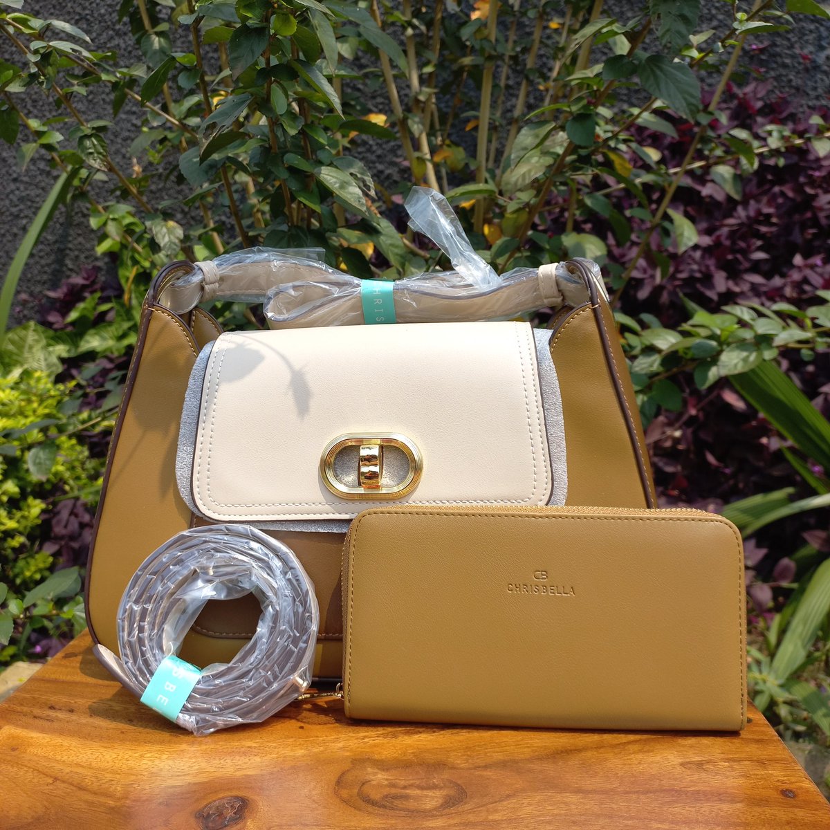 Haise130's tweet image. Bags are a woman&apos;s best friend.
Get your new best friend from @kaiseaccesso.
Contact 0775 239070 for delivery. 
Frame 1: 120k 
Frame 2&amp;amp;4 : 65k 
Frame 3: 70k