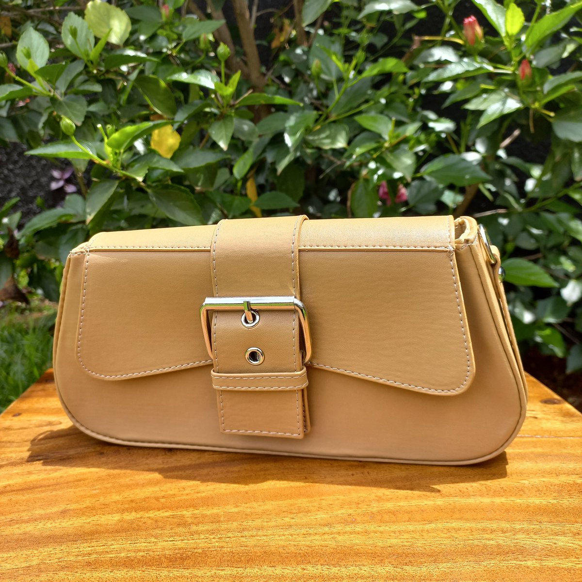 Haise130's tweet image. Bags are a woman&apos;s best friend.
Get your new best friend from @kaiseaccesso.
Contact 0775 239070 for delivery. 
Frame 1: 120k 
Frame 2&amp;amp;4 : 65k 
Frame 3: 70k