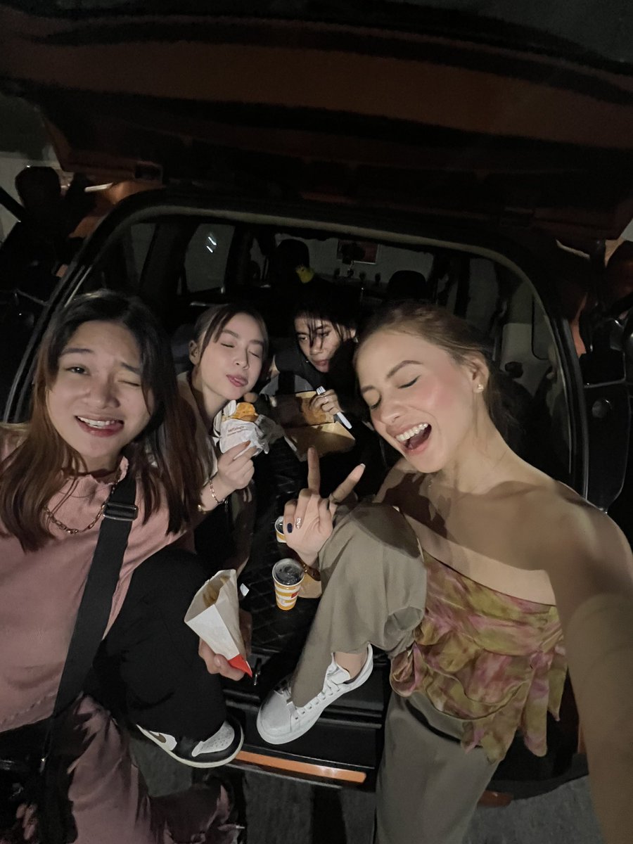 _americanaa's tweet photo. Will forever treasure this moment.
late night vibes 🌚

@iamyumigarcia @acolossus_ 
@marries Insert @the_theaadeluna ✨ https://t.co/g7U80mjpN5