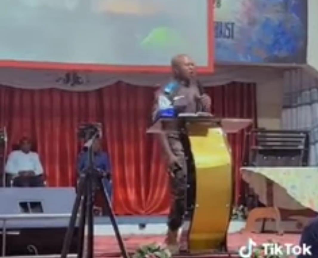 🇨🇩🛑 Pour avoir dit la vérité qui blesse le régime des jouisseurs , le capitaine NYEMBO est aux arrêts.

21.000$ c'est la joie pour les députés mais dans un pays pauvres c'est l'inégalité.