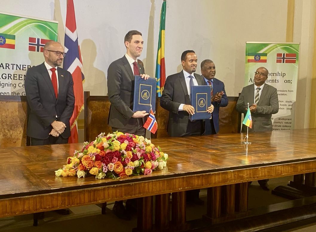 Yesterday Norway and Ethiopia signed an updated 🇳🇴🤝🇪🇹 Partnership Agreement on #climate and #forestry, which also addresses #foodsecurity 🌾 and the conservation of nature🌳. @MoF_Ethiopia @MoA_Ethiopia @mfaethiopia @kldep @Climateforest