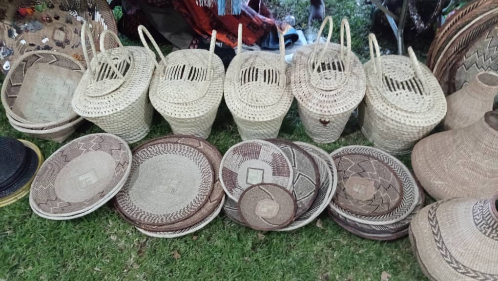 ECA_OFFICIAL's tweet image. Zimbabwean artisans set up at #COM2024 for the days ahead. 
From the country’s court of arms to modern day  #soapstone &amp;amp; wooden carvers, creative expression is everywhere in Zimbabwe..transforming natural resources to make a living, inspire us and benefit communities. 🇿🇼