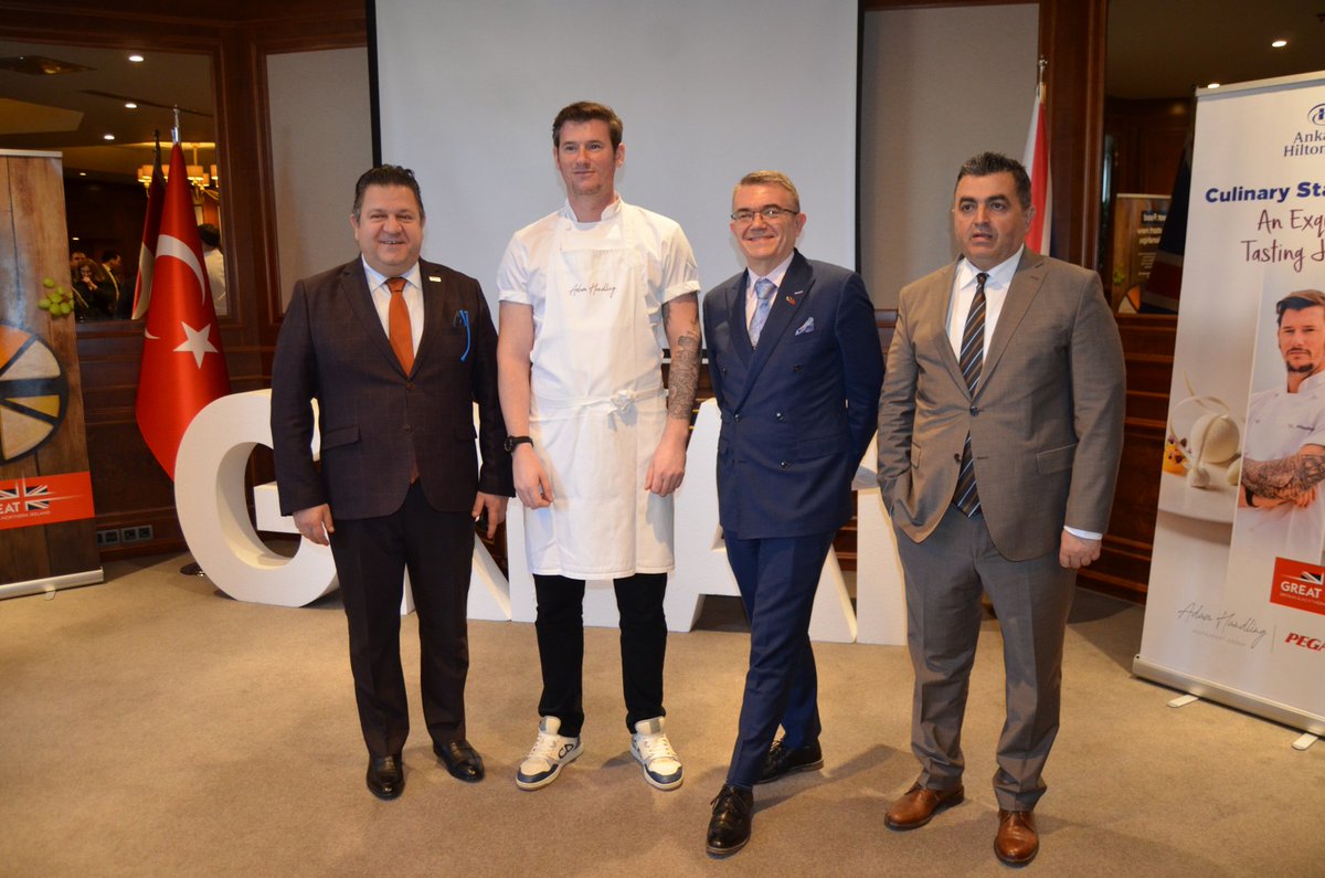 DplmtkGozlem's tweet photo. MİCHELİN YILDIZLI ŞEF ADAM HANDLİNG TÜRKİYE’DE
Ankara Hilton Otel, Pegasus Havayolları ve Diageo işbirliği ile Birleşik Krallık Ankara Büyükelçiliği, modern Britanya mutfağının birinci sınıf örneklerini sergilemek üzere Michelin Yıldızlı Britanyalı şef Adam Handling Türkiye’de https://t.co/6Rvaeuj2ff