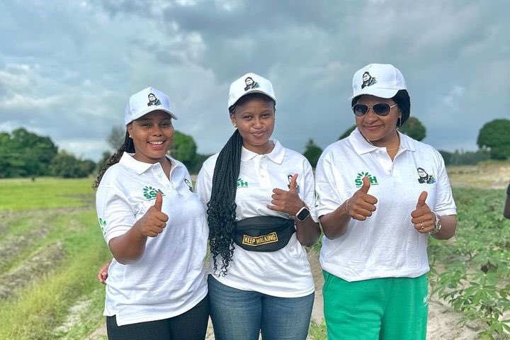 Green Samia (@greensamia_23) on Twitter photo Kumbatia mizizi ya mabadiliko, panda mti leo kwa kesho bora💚 Katika tendo la kupanda mti, tunaandika barua ya upendo kwa Dunia.
Vijana wa Green samia pamoja na Watanzania wote kwa ujumla tuna wajibu wa kuhifadhi mazingira na kukuza udumifu wa rasilimali za asili.
#MamaWaKijani Kumbatia mizizi ya mabadiliko, panda mti leo kwa kesho bora💚 Katika tendo la kupanda mti, tunaandika barua ya upendo kwa Dunia.
Vijana wa Green samia pamoja na Watanzania wote kwa ujumla tuna wajibu wa kuhifadhi mazingira na kukuza udumifu wa rasilimali za asili.
#MamaWaKijani