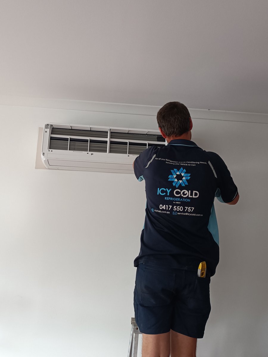 IcyColdRefrige1's tweet photo. A very happy customer, to get this unit in yesterday before the heat, as the original one had died 🙂 https://t.co/eHIIyfY0Ei