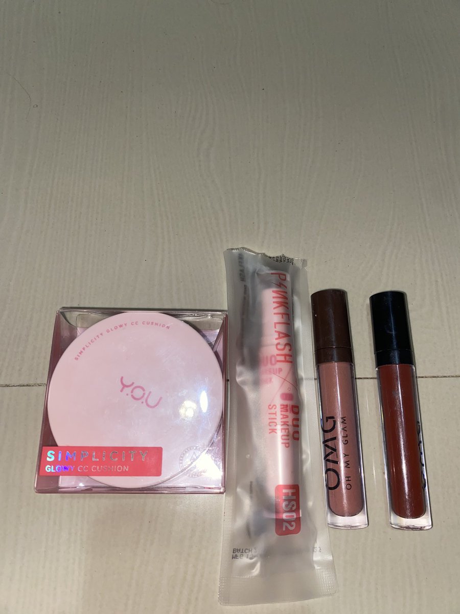 jenole12's tweet photo. wts cushion , countur , lipcream preloved 
gaiss !! aku mau jual ini , aku ada cushion baru beli bgt dan baru pake 4x ke muka an masi banyak bgt dan masi baruu, aku jual 70k aja aku beli 100k , ini masi bagus bgt gais aku gaboong klau boong boleh balikin aja , shadenya ga cocok https://t.co/qXkWqCd2AO