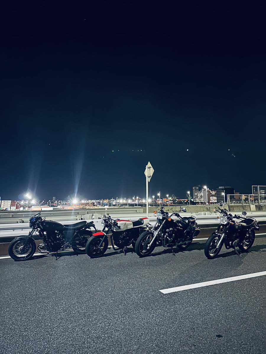 Ridar_ha's tweet photo. #sr400 #sr500 #sr534 #sr595 #sr608 #yamahasr #oldschoolyamaha #vintageyamaha #tz #軽量クランク
プチSRナイト。東京湾の埋立地でルーツの違う軽量クランクSRでプチロックンロール。すげー楽しかった。 https://t.co/M2XiTx1nqw