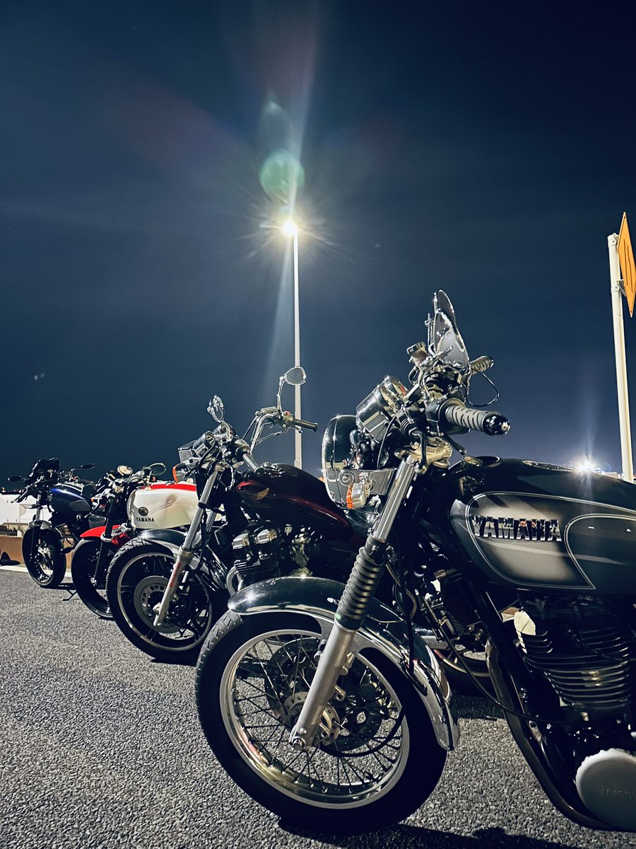 Ridar_ha's tweet photo. #sr400 #sr500 #sr534 #sr595 #sr608 #yamahasr #oldschoolyamaha #vintageyamaha #tz #軽量クランク
プチSRナイト。東京湾の埋立地でルーツの違う軽量クランクSRでプチロックンロール。すげー楽しかった。 https://t.co/M2XiTx1nqw