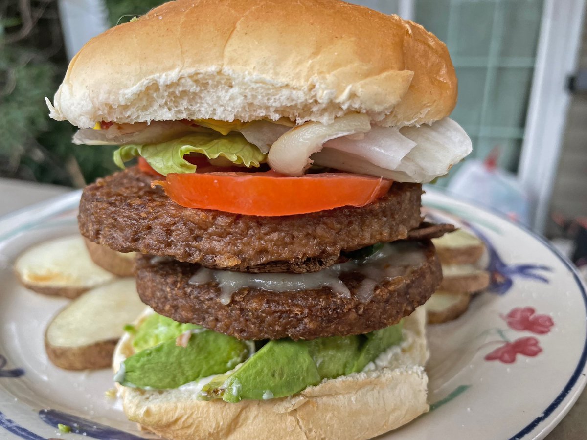 Double Boca Avocado Cheeze Burger, with Vegenaise, & Potatoes!
.
.
.
.
.
#vegan #veganfood #veganism #bocaburger #veganburger #doubleveganburger #veganmeat #vegenaise #veganmayonnaise #veganmayo #vegancheese #cheeze #avocado #avocadolover #veganfoodporn #pdxvegans #portlandvegans