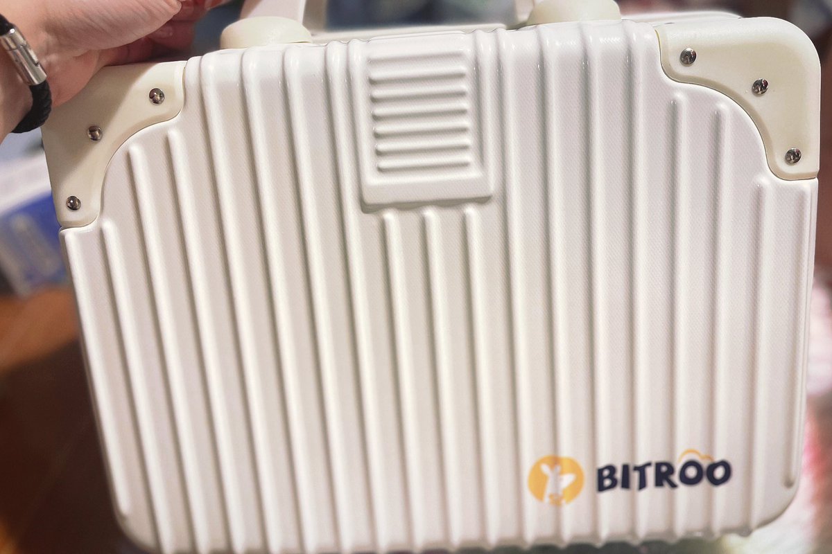 Lvylu3's tweet image. 🦘

跟我一起念
B I T R O O #Bitroo  

这车载行李箱
杠杠实用~🤙🤙🤙
@BitrooCN @BitrooOfficial 
#BTC #Giveaway #挖矿