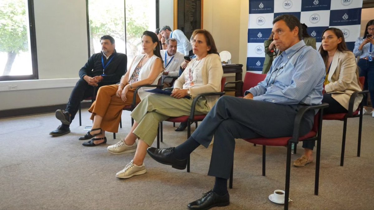 🔵 La Presidenta de ACHM, <a href="/CarolinaLeitao/">Carolina Leitao</a>, y <a href="/casamonedacl/">Casa de Moneda de Chile</a> firman un convenio de colaboración que entre varias herramientas, busca promover la iniciativa de la "Tercera Placa Patente". Este proyecto tiene como objetivo reforzar la seguridad en los permisos de circulación.