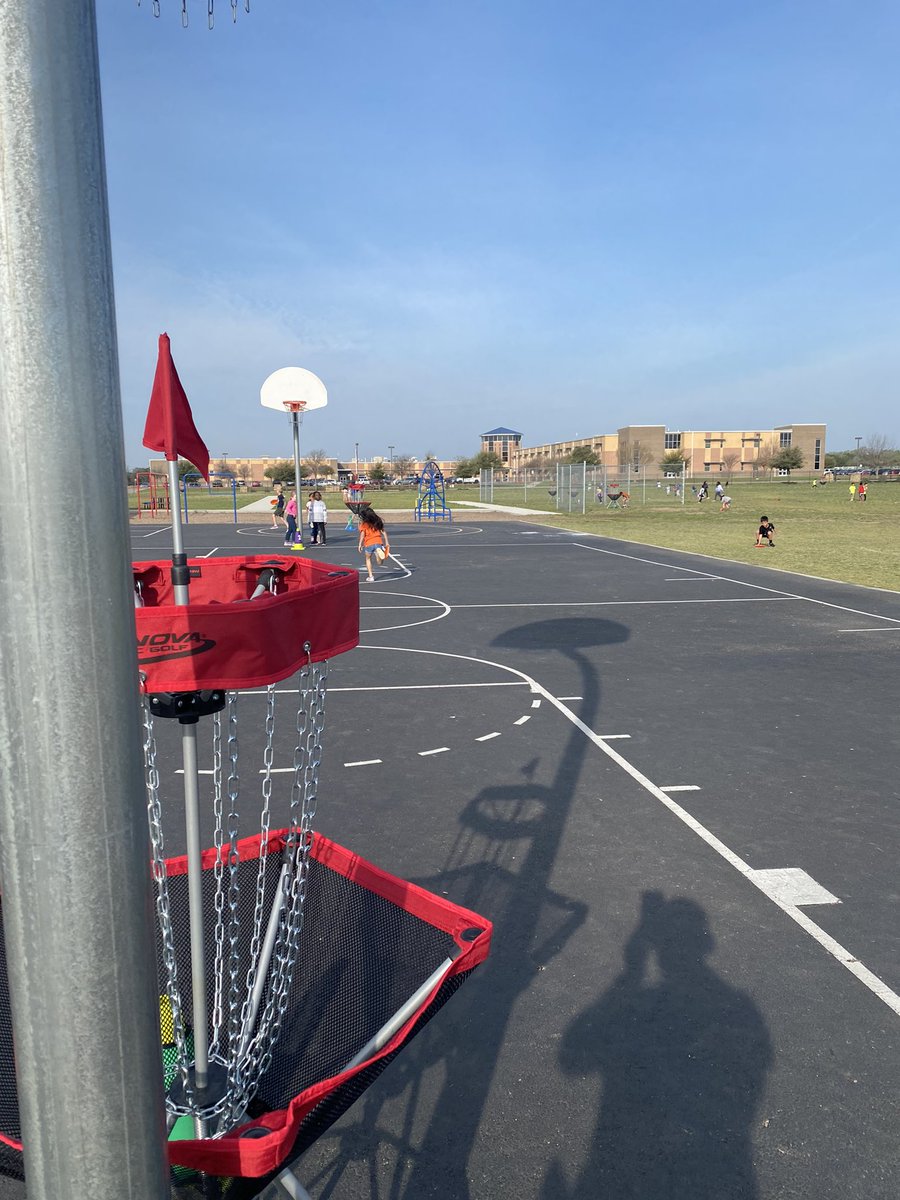 1st graders finishing off their Disk Golf Unit with an outdoor course @NISD_PE @NISD @NISDTomlinson Myself and @CoachGarciaNISD had a lot of fun setting up the course for our kiddos.