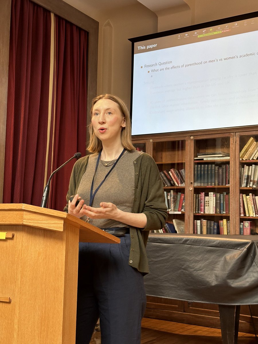 Happy to be @CEP_LSE and share the floor with @RiaIvandic presenting our work on parenthood and the academic career Many thanks to @EEANews and @hubequalrep for organizing and for resources to understand how career structures in the economics are particularly bad for women