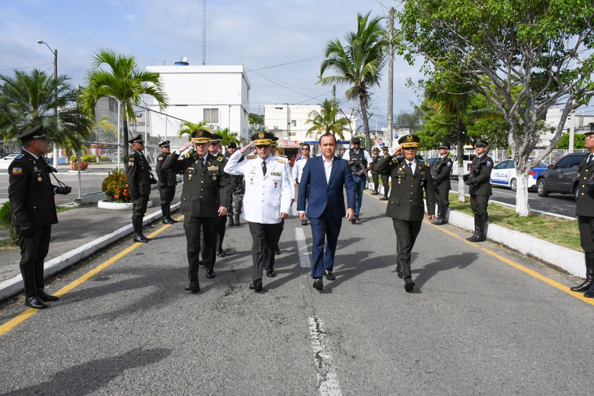 GoberElOro's tweet photo. El gobernador @jimmyblacio_ec otorgó una placa de reconocimiento al Coronel Telmo Betancourth en honor a su destacada labor policial en beneficio de la provincia de #ElOro. https://t.co/pLGDbI4IrM
