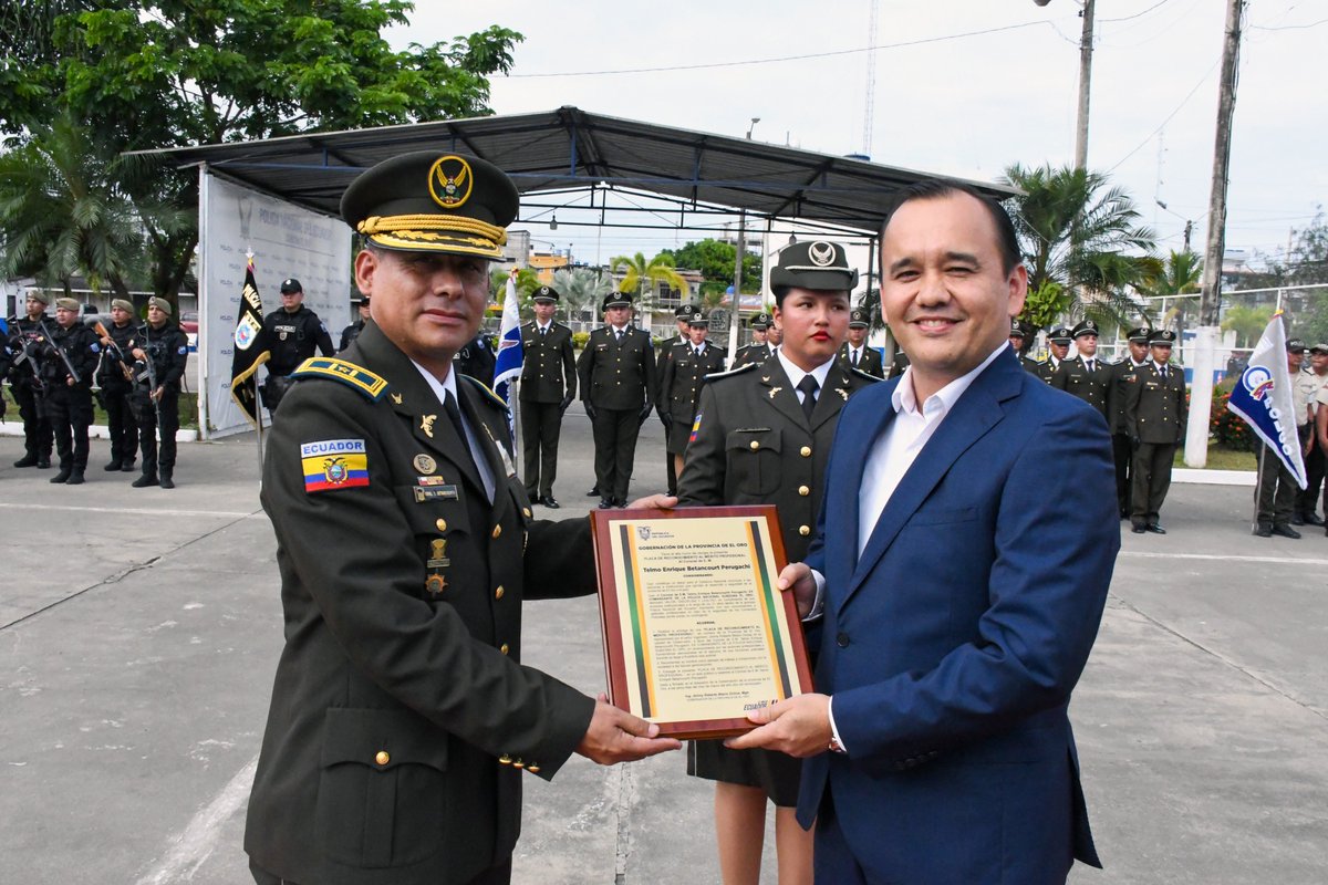 GoberElOro's tweet photo. El gobernador @jimmyblacio_ec otorgó una placa de reconocimiento al Coronel Telmo Betancourth en honor a su destacada labor policial en beneficio de la provincia de #ElOro. https://t.co/pLGDbI4IrM