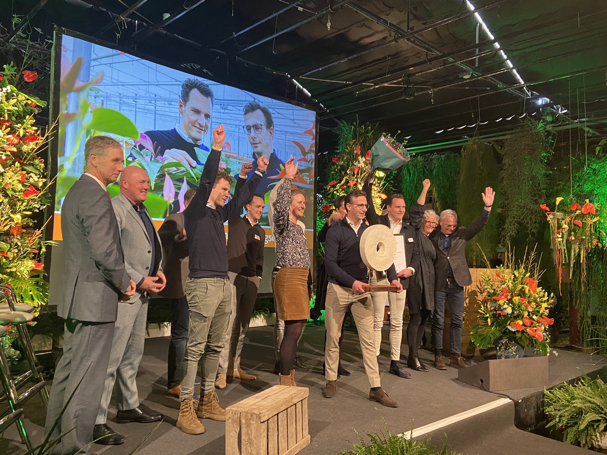 Topsector TU (@topsectortu) on Twitter photo Gefeliciteerd Stolk Brothers met het winnen van de Tuinbouw Ondernemersprijs <a href="/TOPTuinbouw/">Tuinbouw Ondernprijs</a> Naast de bokaal, ook een cheque van <a href="/TopsectorTU/">Topsector TU</a> voor de inzet van een innovatiemakelaar uit handen van boegbeeld <a href="/JaapBond/">Jaap Bond</a> ! Gefeliciteerd Stolk Brothers met het winnen van de Tuinbouw Ondernemersprijs <a href="/TOPTuinbouw/">Tuinbouw Ondernprijs</a> Naast de bokaal, ook een cheque van <a href="/TopsectorTU/">Topsector TU</a> voor de inzet van een innovatiemakelaar uit handen van boegbeeld <a href="/JaapBond/">Jaap Bond</a> !