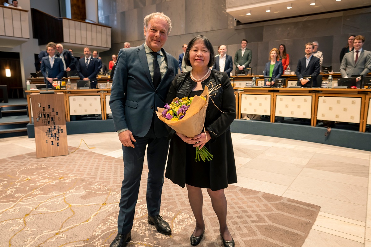 Marijke Pe is de nieuwe #griffier van Provinciale Staten. De Statenleden wezen haar in de #Statenvergadering van woensdag 6 maart 2024 aan als opvolger van Franske van Hooijdonk. Na het afleggen van de belofte was de benoeming officieel. 👉 bit.ly/431CesJ