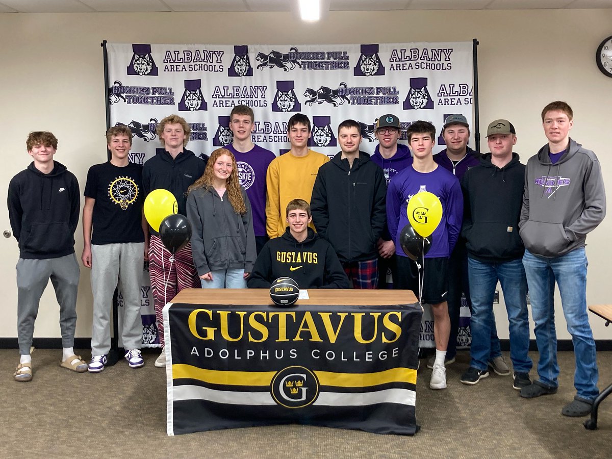 It was all smiles for <a href="/Andrew_olson11/">Andrew Olson</a> this morning! Congrats on your signing!
#HuskieHoops