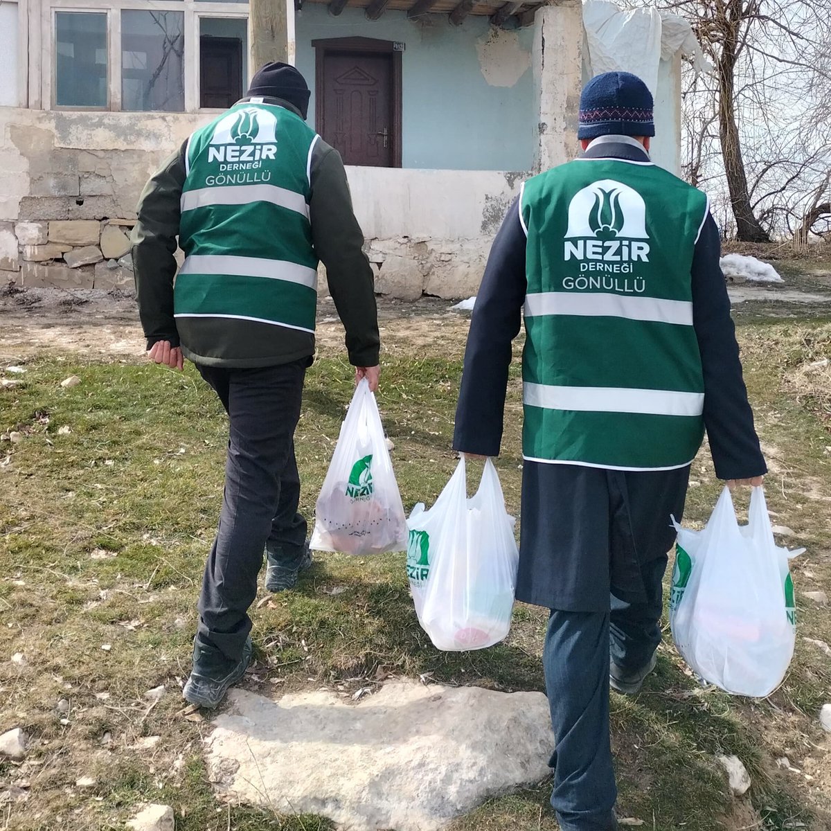 NezirDernegi's tweet image. 📍 Nezir; Ankara, Burdur ve Van&apos;da

📦 İhtiyaç sahibi ailelere yakacak, adak kurban ve gıda yardımı yaptı.

Bağışlarınızla destek olmak için; 

🌐 nezir.org/bagis/genel-ba…

📨 Sms ile bağış yapmak için 👇

📱BAĞIŞ ➡ 7680 [50TL]

☎ 0 216 420 76 76

#Yardımlaşma