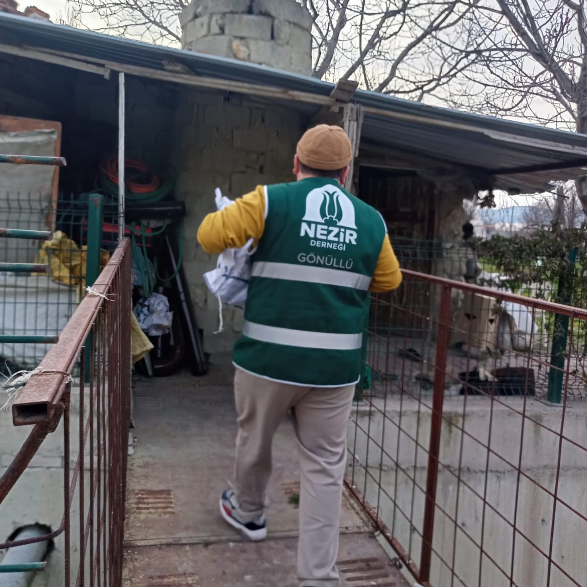 NezirDernegi's tweet image. 📍 Nezir; Ankara, Burdur ve Van&apos;da

📦 İhtiyaç sahibi ailelere yakacak, adak kurban ve gıda yardımı yaptı.

Bağışlarınızla destek olmak için; 

🌐 nezir.org/bagis/genel-ba…

📨 Sms ile bağış yapmak için 👇

📱BAĞIŞ ➡ 7680 [50TL]

☎ 0 216 420 76 76

#Yardımlaşma