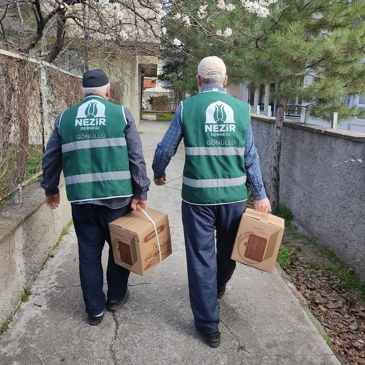 NezirDernegi's tweet image. 📍 Nezir; Ankara, Burdur ve Van&apos;da

📦 İhtiyaç sahibi ailelere yakacak, adak kurban ve gıda yardımı yaptı.

Bağışlarınızla destek olmak için; 

🌐 nezir.org/bagis/genel-ba…

📨 Sms ile bağış yapmak için 👇

📱BAĞIŞ ➡ 7680 [50TL]

☎ 0 216 420 76 76

#Yardımlaşma