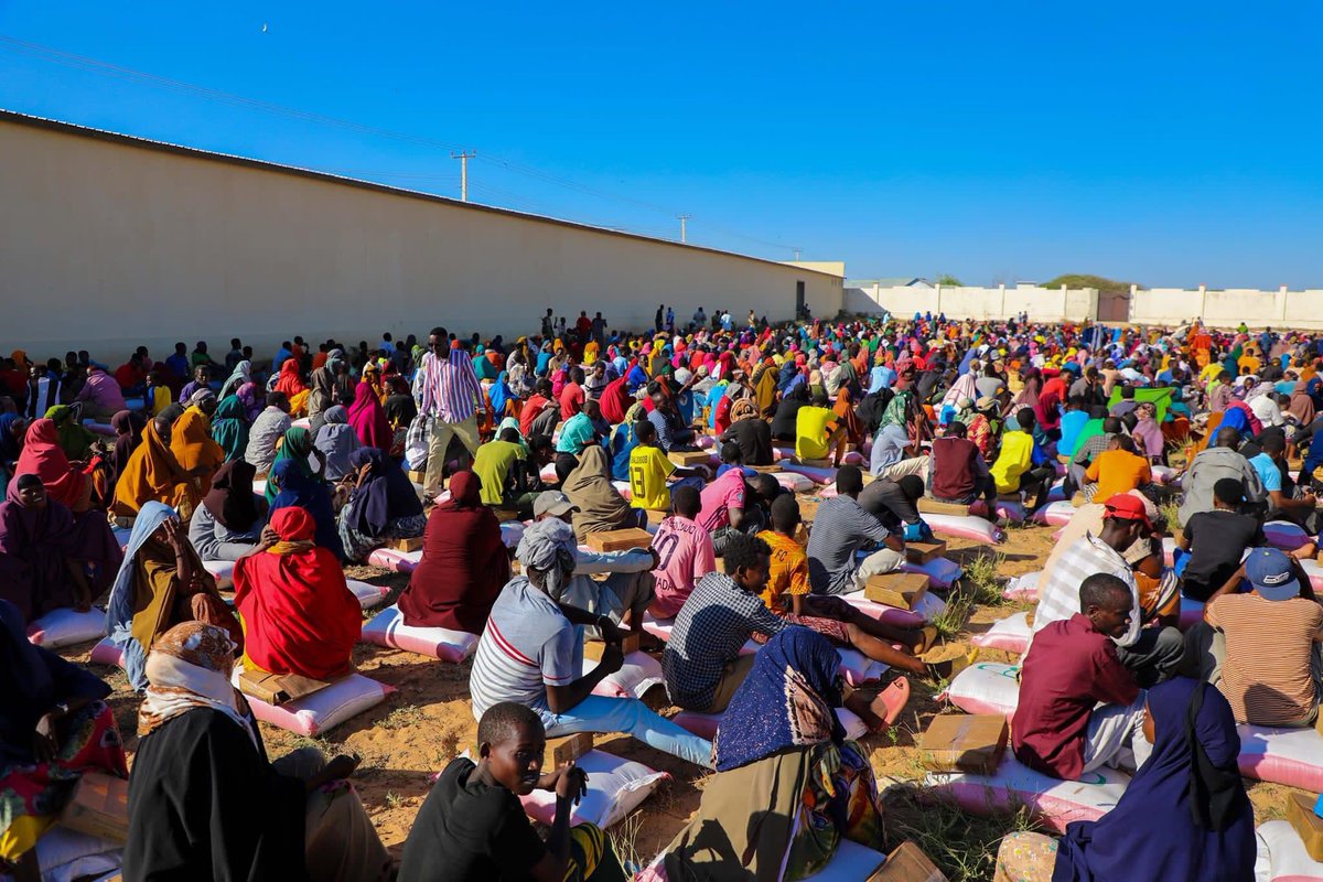 SoDMA_Somalia's tweet photo. 1/4. @SoDMA_Somalia has provided aid to 7,200 families in the #Garasbaley area of the #Banadir region who were affected by the #ElNiño phenomenon. These families include those who are underprivileged, disabled, and displaced. https://t.co/RnrskR6R08