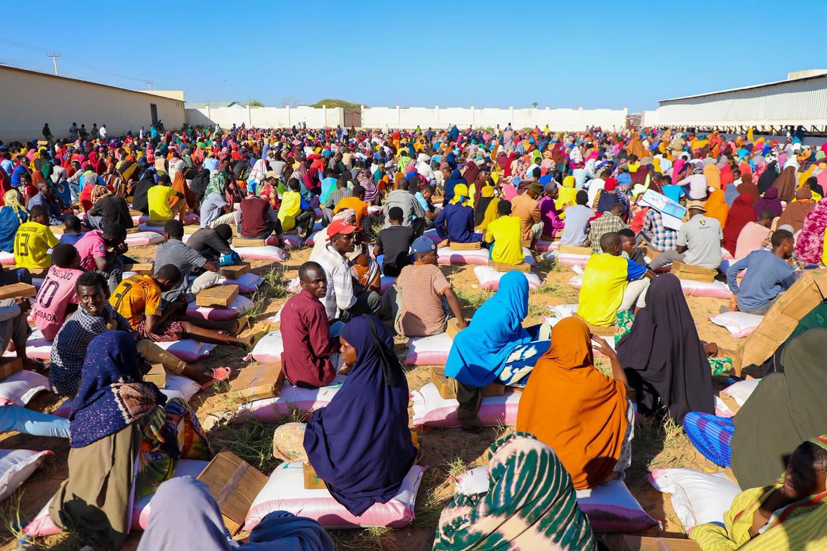SoDMA_Somalia's tweet photo. 1/4. @SoDMA_Somalia has provided aid to 7,200 families in the #Garasbaley area of the #Banadir region who were affected by the #ElNiño phenomenon. These families include those who are underprivileged, disabled, and displaced. https://t.co/RnrskR6R08