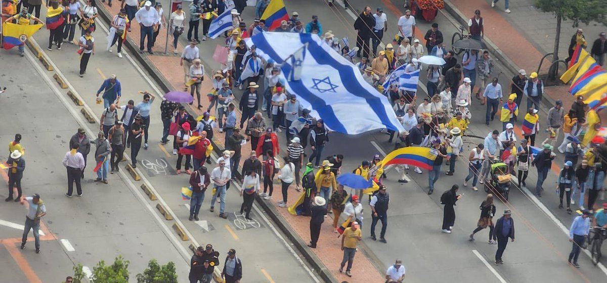 Bienvenida toda marcha de protesta pues de eso se trata la democracia. Lo que no entiendo es que abran su manifestación apoyando un genocidio. Lo que está haciendo Israel contra el pueblo palestino no debería ser apoyado ni aplaudido por ningún ser humano en este planeta.