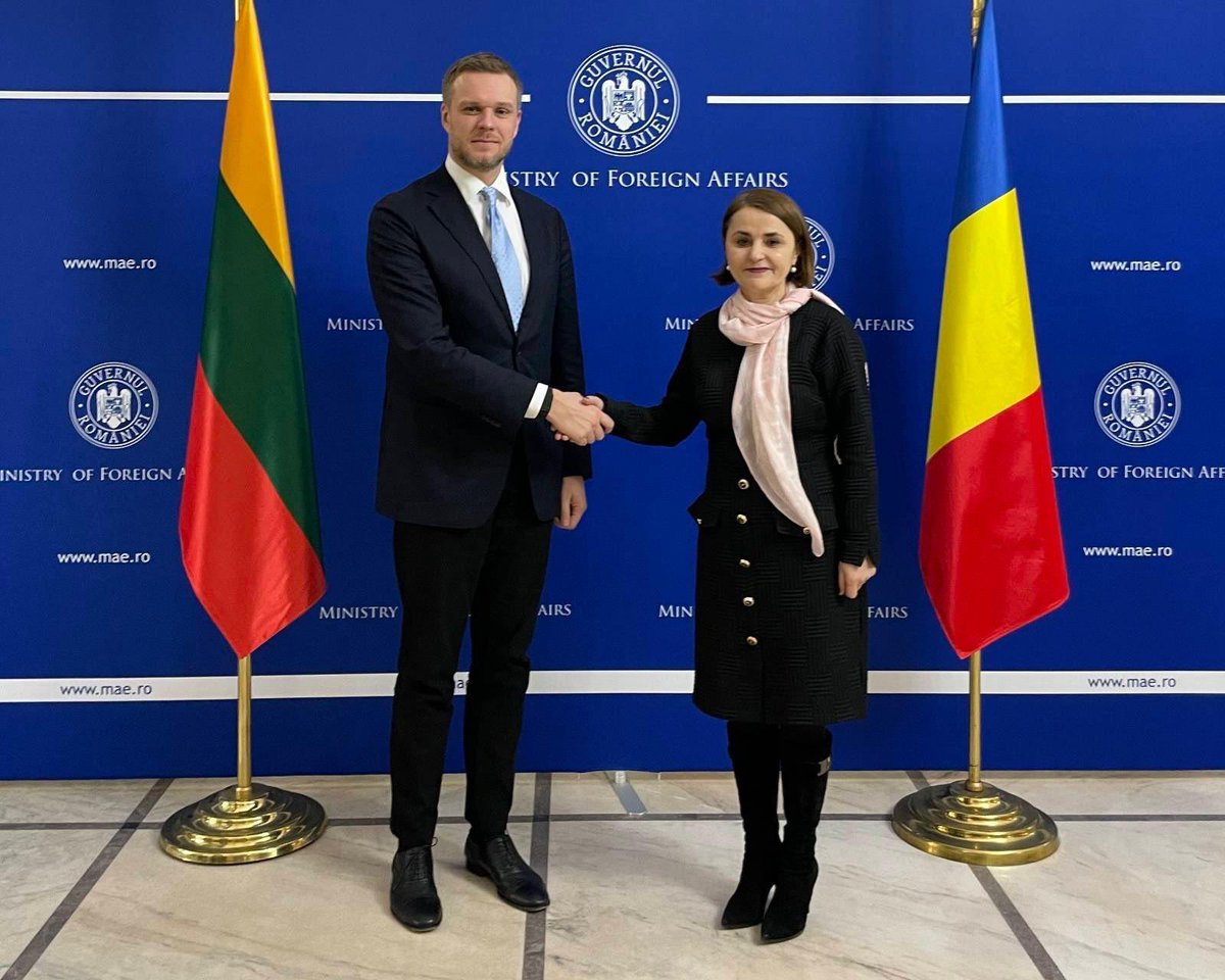 Odobes1Luminita's tweet image. Warm welcome to #Bucharest to my colleague @GLandsbergis. Continuing our excellent dialogue, marked by the 100th anniversary of 🇷🇴-🇱🇹 diplomatic relations. Coordination is key on shared interests: strengthen #EasternFlank&amp;amp; strong support for 🇺🇦 &amp;amp; 🇲🇩.