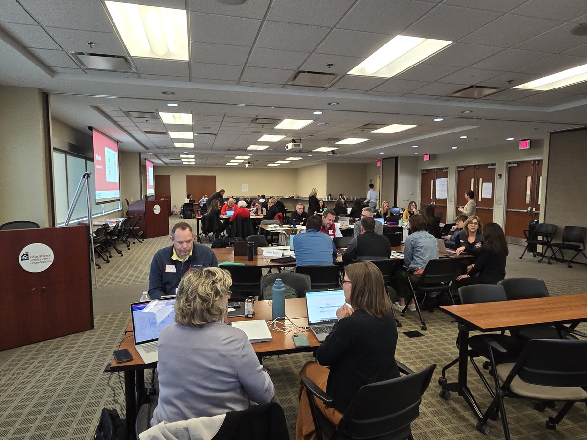 AmySHarker's tweet photo. Helping school districts transform to a personalized learner centered approach.. These educators are on fire 🔥 as they design and plan to meet their students' needs to prepare them for their future! #owningtheirlearning #MakingADifference #personalizedPD @knowledgeworks https://t.co/u5Y6mRTrXf