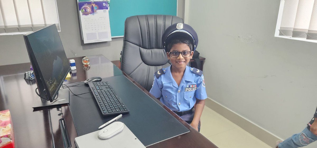 AdduPolice's tweet photo. What an exciting day at Hulhumeedhoo Police Station!  Thank you for coming, young leaders.  #CommunityHelpers #FuturePoliceOfficers #KidsLearning #HulhumeedhooPoliceStation https://t.co/3NLDdOhXcY