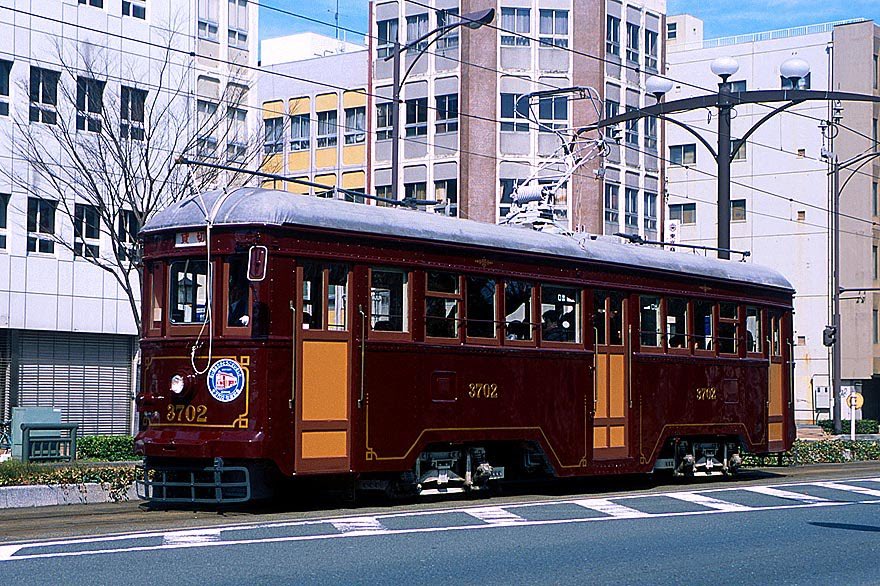 2007/3
豊橋鉄道3702さよなら運転

元名古屋市電ですね。
最初に訪問した時はギャラリー号でした。クリーム色に赤い帯は似合っていました。