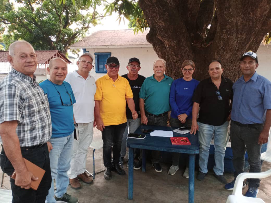 Desde la Central Electoral del Comando #ConVzla Barinas, felicitamos la excelente gira de nuestra candidata @MariaCorinaYa por Quebrada Seca, Altamira y Calderas.

También estaremos  este jueves #07Mar  en la Rueda de Prensa en el CPU, Colegio de Ingenieros, acompañándola.