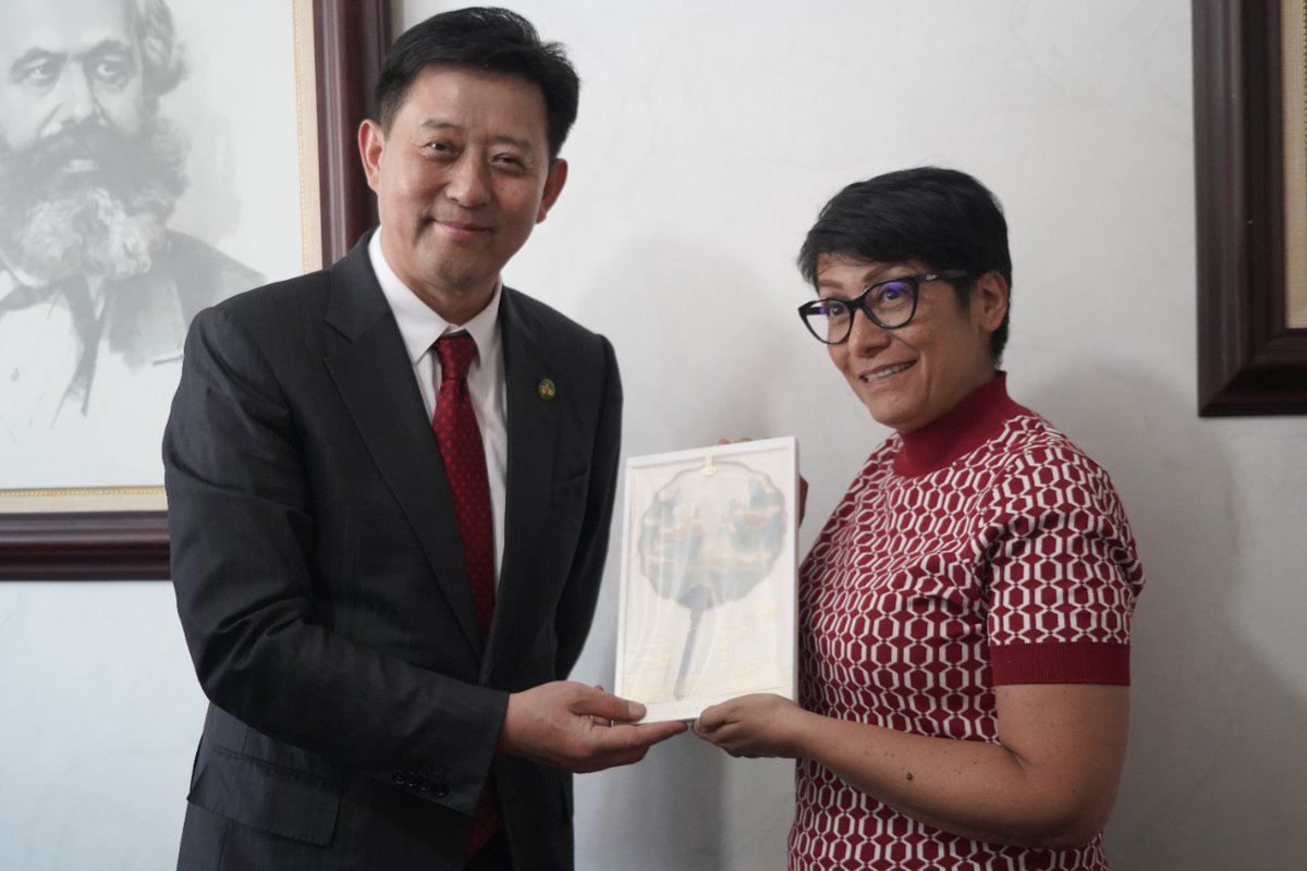 ClaudiaFlorezPC's tweet photo. Junto con los miembros de la delegación de la Asociación del Pueblo Chino por la Paz y el Desarme, sostuvimos un ameno encuentro en el que hablamos sobre el balance de la paz de Colombia y sobre la preocupante situación a nivel internacional. https://t.co/KWPkaBzGRo