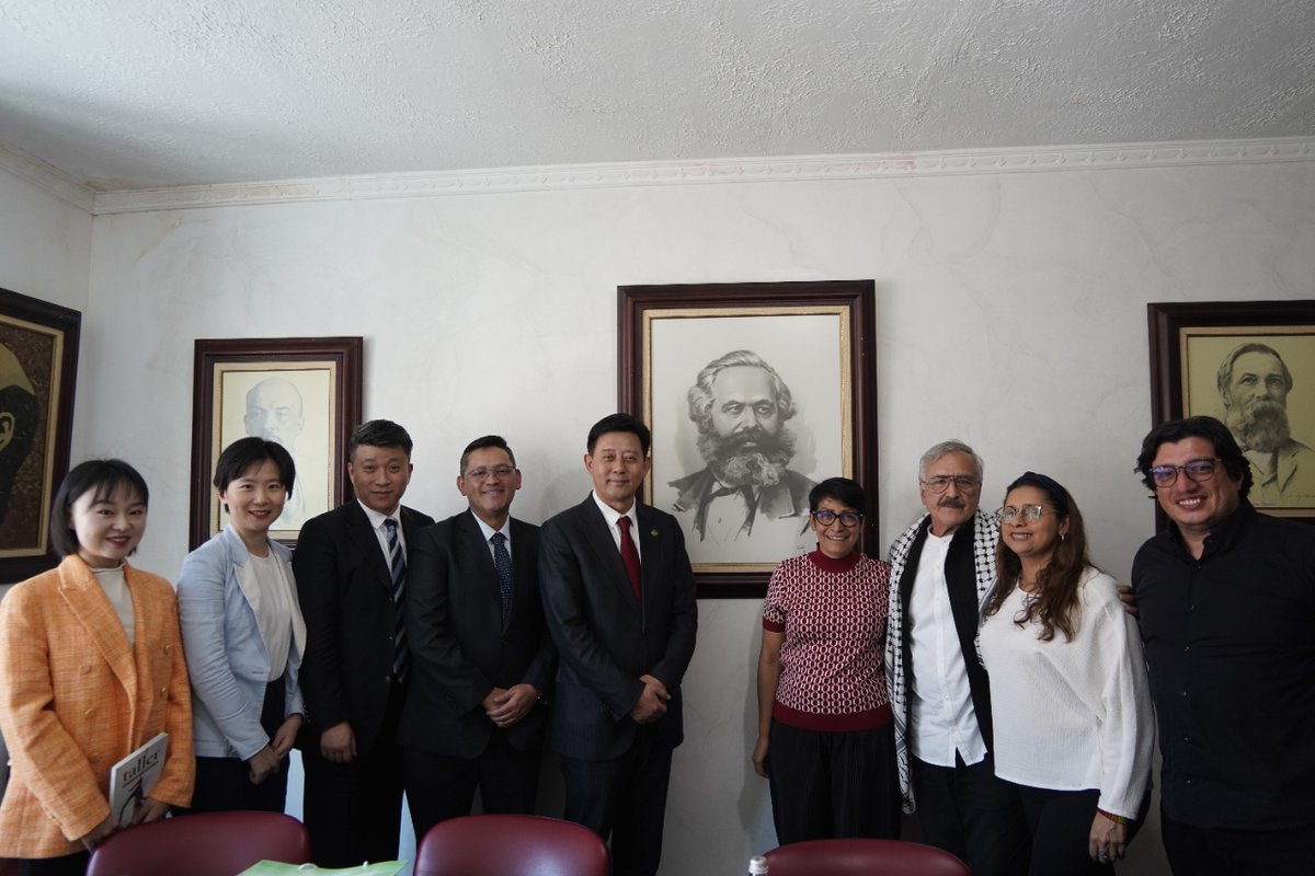 ClaudiaFlorezPC's tweet photo. Junto con los miembros de la delegación de la Asociación del Pueblo Chino por la Paz y el Desarme, sostuvimos un ameno encuentro en el que hablamos sobre el balance de la paz de Colombia y sobre la preocupante situación a nivel internacional. https://t.co/KWPkaBzGRo