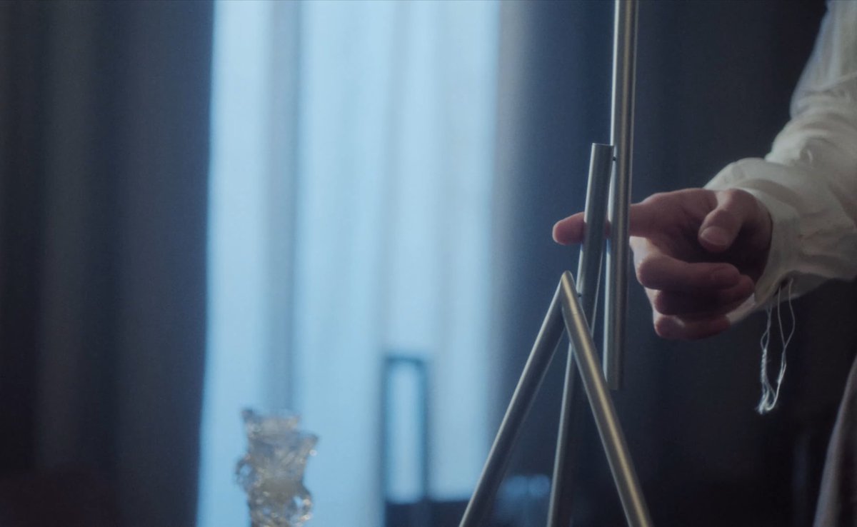 hj_luv24's tweet image. 현재가 돌리고 있는 물체 = ‘스윙잉스틱‘
스윙 스틱은 혼자가 아닌 함께 나아가는 영원한 인간관계를 상징하는 2개의 막대가 부드러운 흐름을 타며 멈춤 없이 회전하는 것이 특징이라 함..
즉, 혼자서는 불안정한 청춘에 머물러 있지만 함께라면 그런 청춘조차 헤쳐나가면서 이겨낼 수 있다는 거임.