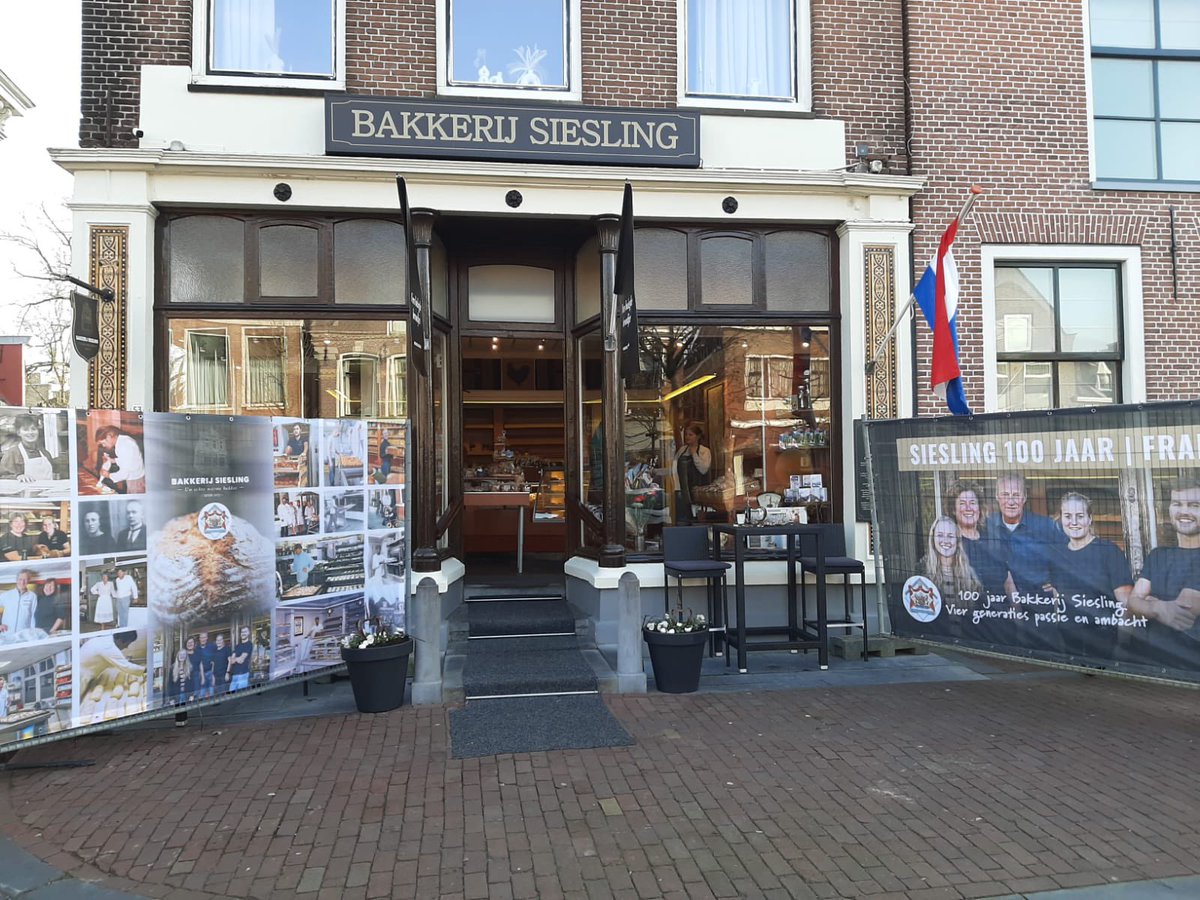 Bakkerij Siesling yn #Frjentsjer bestiet 100 jier en mei him fan hjoed ôf Hofleverancier neame. Famyljebedriuw oprjochte op de Aldebildtdyk en bekind yn de streek fanwege ambachtelike produkten. Predikaat en wapenskild útrikt. Lokwinske! <a href="/provfryslan/">Provincie Fryslân</a> @Waadhoeke <a href="/koninklijkhuis/">Koninklijk Huis</a>