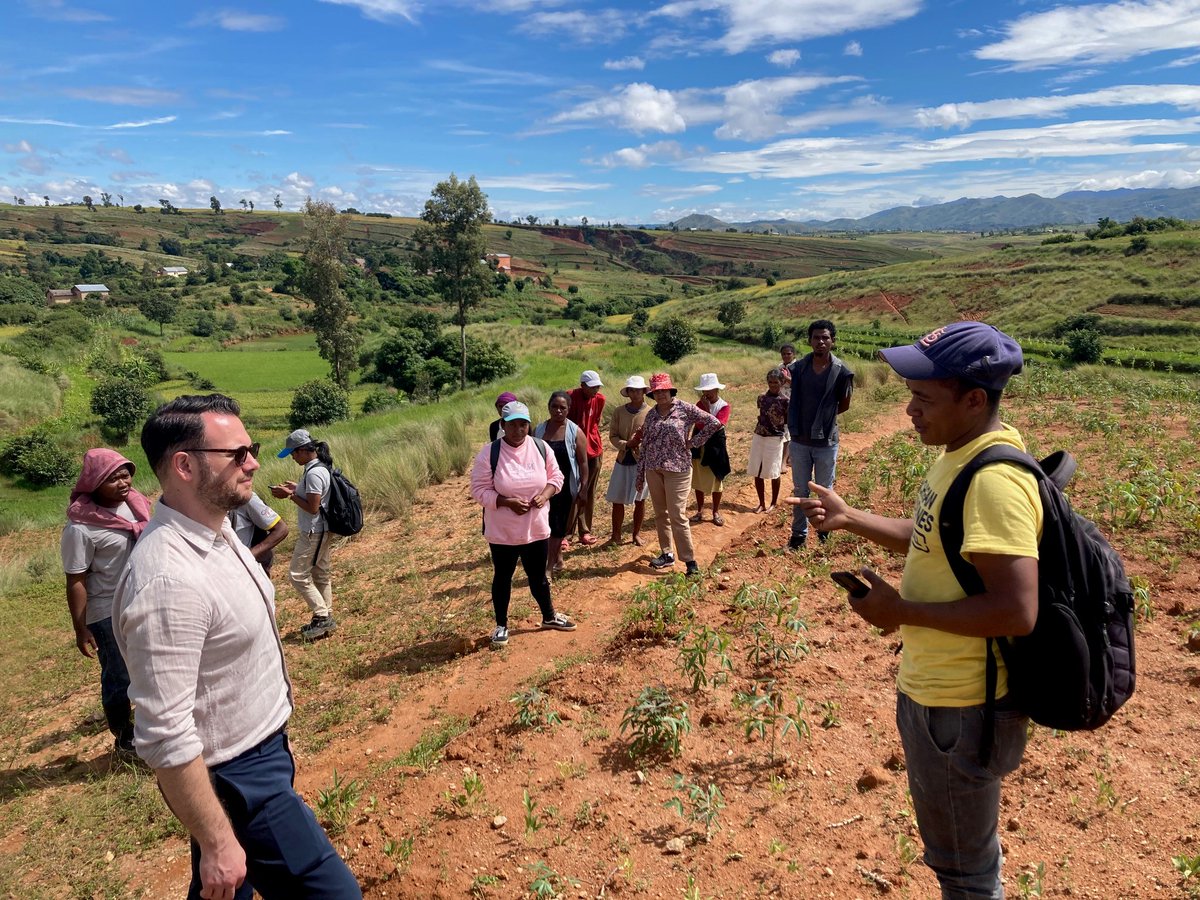 YvesGuicquero's tweet photo. Visite du projet #Alefa à #Madagascar, avec @CTrottmann, Directeur 3 Océans @AFD_France. Projet conduit par @coeurdeforet et @ApdraOng qui allie productions agricoles, pisciculture, agroécologie, reforestation. où comment réconcilier la production et la nature. https://t.co/jtDOwyDiUK