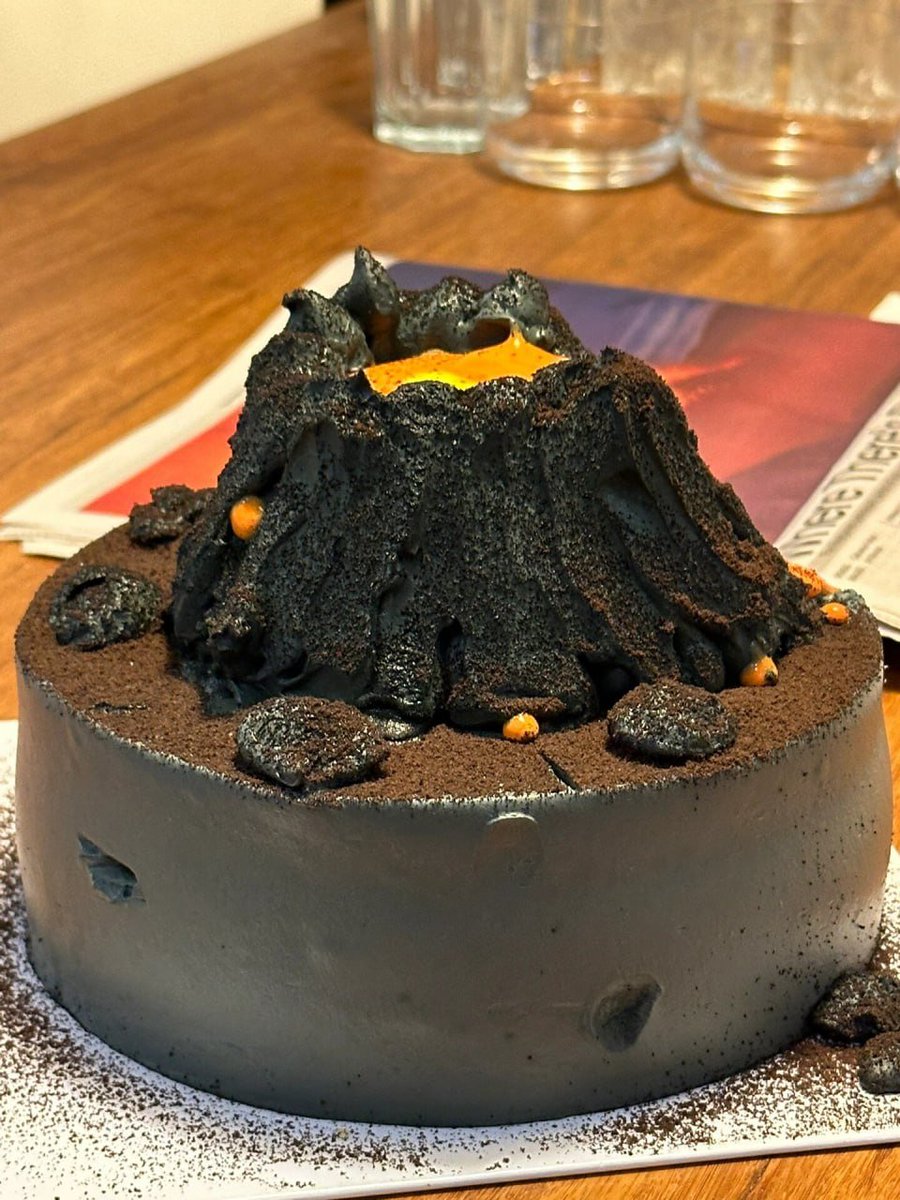PLLAddictsBRd's tweet image. Volcano Cake