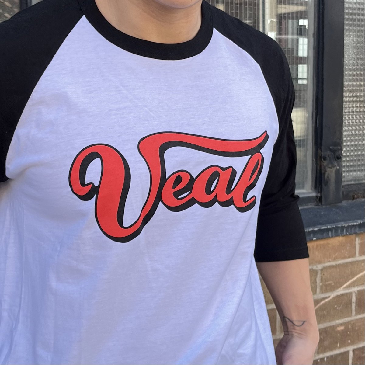 These new Veal shirts are every bit the ’90s classics we remembered. Grab yours at Veal’s first show tonight at Dive Bar in Waterloo or at their gigs in Ottawa, Hamilton and Toronto. Tickets on sale via sixshooterrecords.lnk.to/vealtourTW 🌟