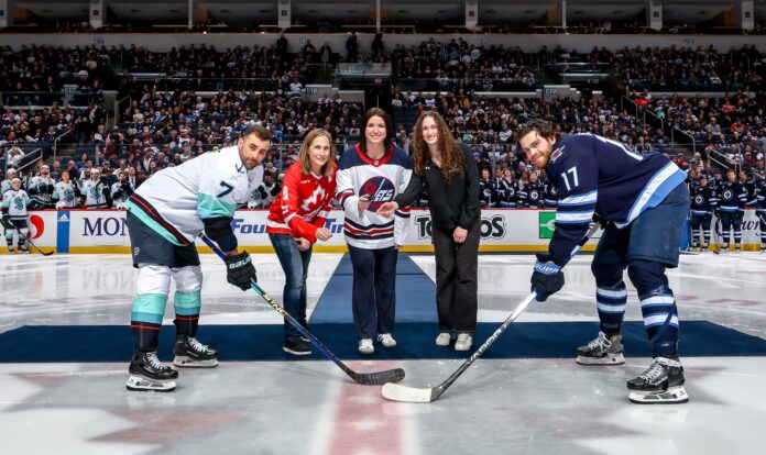 Trailblazing kicker Maya Turner drops puck at Winnipeg Jets game

3downnation.com/2024/03/06/tra…

#NHLJets #Jets #Bisons #Manitoba #USports