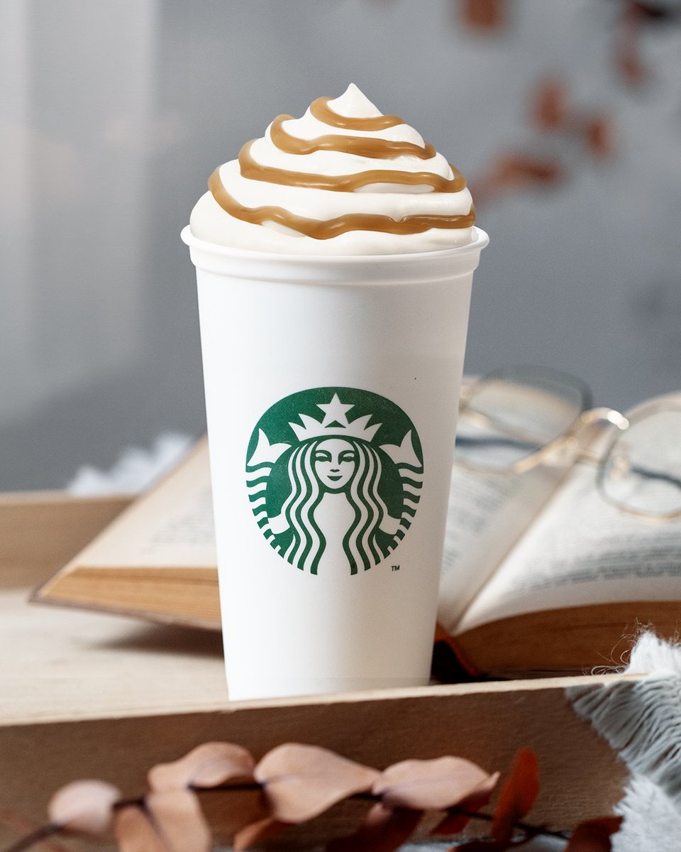 El tiempo está cambiando... ¡dan lluvia de estrellas! ☁️✨ Si pides tu Golden Caramel White Hot Chocolate (en versión Hot o Frappuccino) hasta el 22 de marzo, te daremos estrellas extra en Starbucks Rewards en función del tamaño que elijas Tall: 150⭐ Grande: 300⭐ Venti: 500⭐