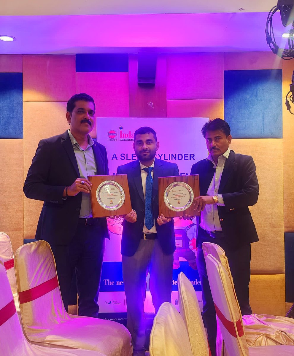 TheCCSLtd's tweet photo. Shri Abdul Siddiqui Secretary CCS Ltd and Shri Sanjay Singh ,Director CCS Ltd, received the award at Sterling Resort ,Darjeeling.
@ABDULSI78642611 
@airnews_pb 
@Civil_Supplies https://t.co/f7hbE7vuUD