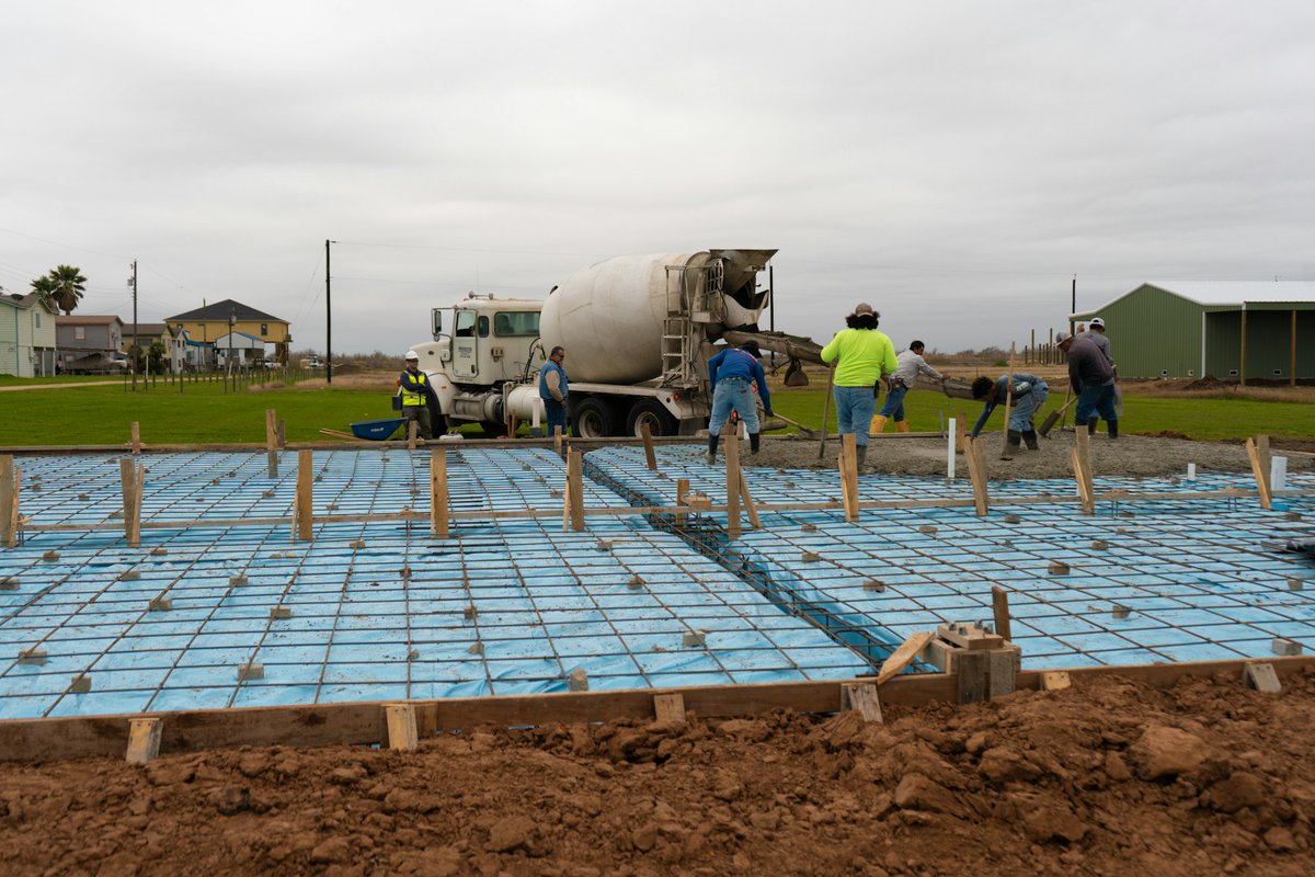 Solidia teamed up with Matagorda Concrete to use Solidia SCM at 35% cement replacement. The crew was impressed with its easy workability. Shoutout to Bruce Krauksopf, his team, and the placement crew at Noel Velasquez Concrete Company for embracing low-carbon solutions.